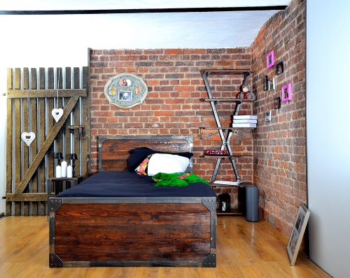 Łóżko metalowe z postarzanym drewnem LOFT