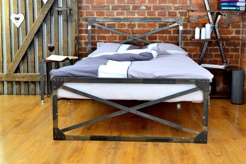 Ironloft - metalowe łóżko w surowym klimacie.