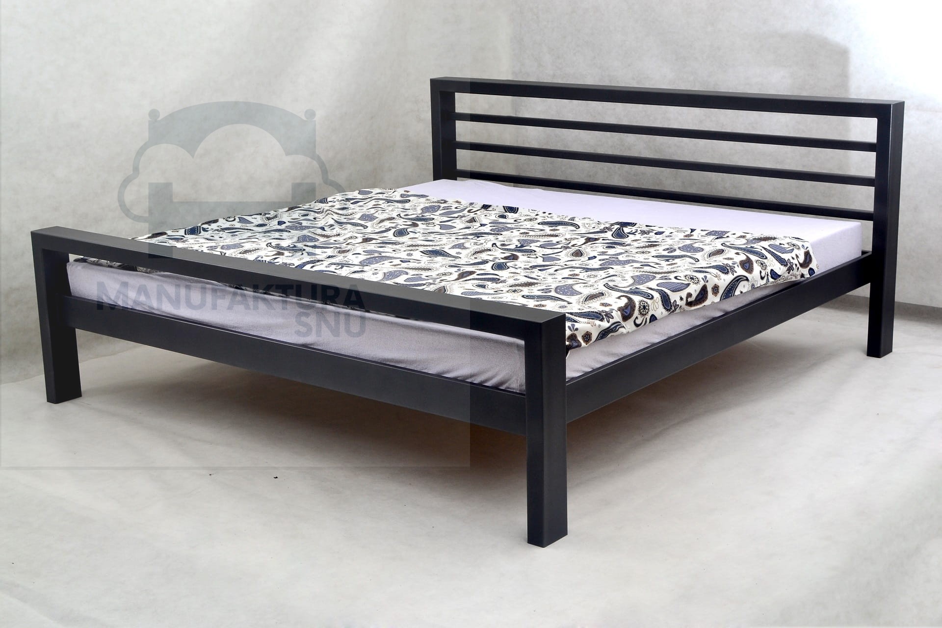 Łóżko w nietypowo dużym rozmiarze